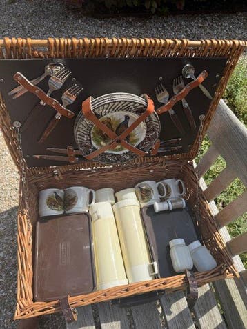 Barratts - Eetservies (22) - picknick mand met volledige