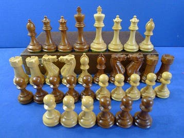 Jeu déchecs plombé et feutré type Staunton avec deux Queens