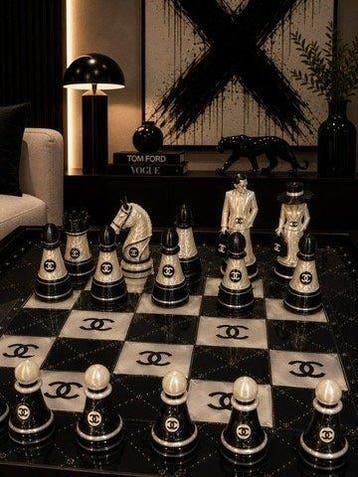 Art Stray-Nos - News THE CHESS OF LUXURY CHANEL : King Karl