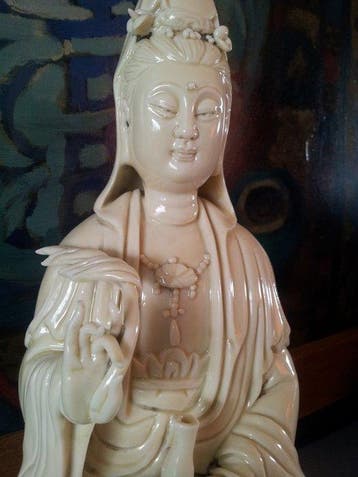 Sculpture, Guanyin seated on the Lotus Throne - 25.5 cm -, Antiquités & Art