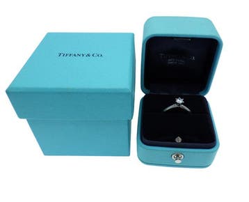 Tiffany & Co. - Ring - Solitaire Setting Diamond 0.26ct, Handtassen en Accessoires, Nieuw