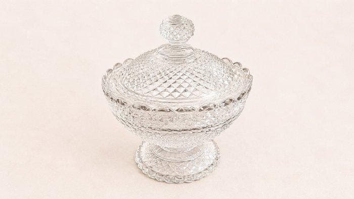 Baccarat - Bonbonnière / Drageoir en cristal taillé avec, Antiquités & Art, Antiquités | Meubles | Tables