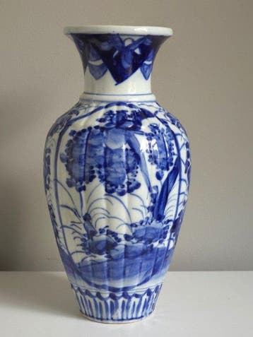 Ancien vase balustre en porcelaine japonaise dArita, à