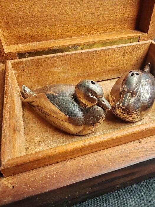 Zout- en pepervaatjes (2) - eend - zilverachtig metaal, Antiquités & Art, Antiquités | Meubles | Tables
