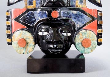 Ceremonieel obsidiaan masker in Native American stijl -