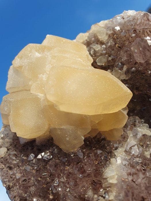 Unieke amethist op standaard met witte calciet, kwarts en, Verzamelen, Mineralen en Fossielen