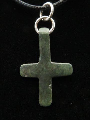 Middeleeuws Brons Kruisamulet aan een leren halsketting - 42