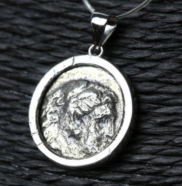 modern Zilver Hanger met de oude Griekse drachme van
