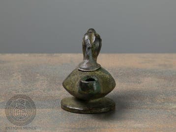 Replica van Griekse-Romeinse oudheid. Brons Olielamp in de