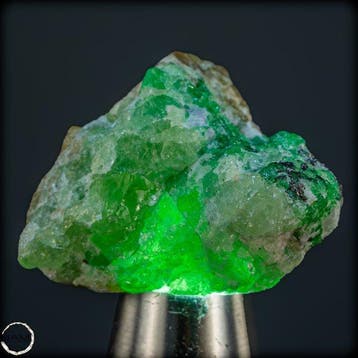 Natuurlijke tsavoriet-kristal op matrix – intens felgroen
