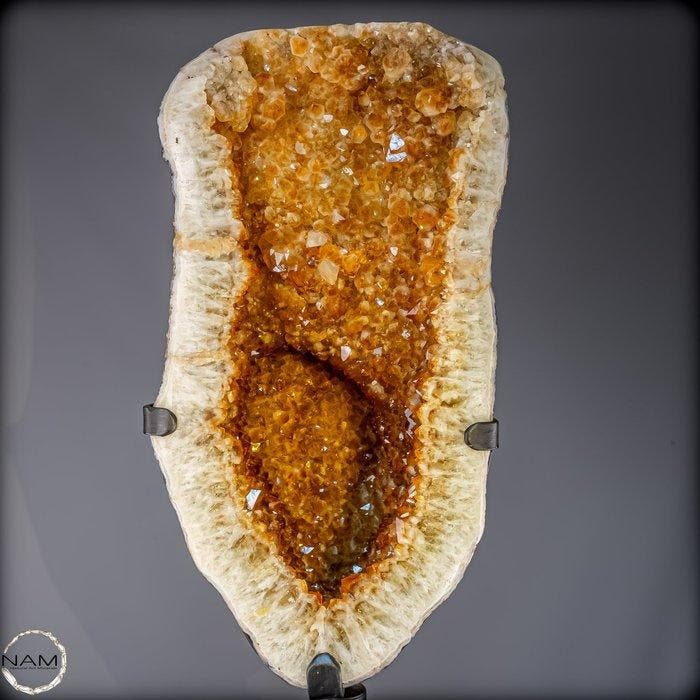 Monumentale citrien-druse op standaard – 88,7 kg stralende, Verzamelen, Mineralen en Fossielen