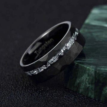 Tungstenenring. Inlegstukken van meteoriet. De energie van