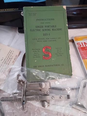 Singer Featherweight 221-1 (1950s) Naaimachine - Aluminium, Antiquités & Art