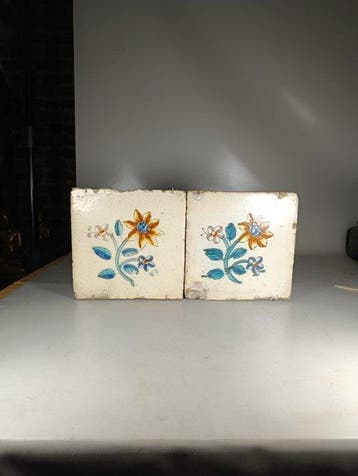 Tegel - Veelkleurig bloemdecor - 18e eeuw (ca. 1760–1790) -