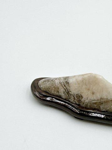 Japanse Suiseki kijksteen met houten daiza – natuurlijke