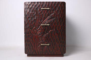 Coffre laqué Kamakura-bori — cabinet sculpté à trois tiroirs