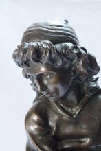 sculptuur, Peinzende jongen. - 36 cm - Brons