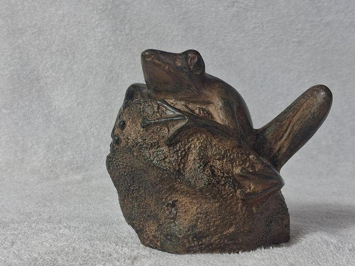 Pierre Chenet (XX-XXI) - sculptuur, La grenouille sur Sa, Antiquités & Art, Curiosités & Brocante