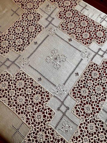 Linnen bedsprei met handgeborduurde details en haakwerk,