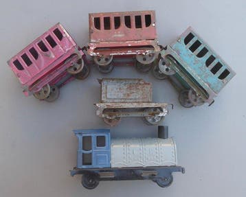 C.R taille de train L45cm. l4cm. H6cm. taille de la gare