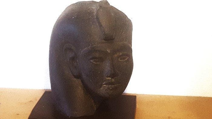 Replica (Louvre Museum) van een oude Egyptiër hars Beeld:, Antiek en Kunst, Antiek | Overige Antiek