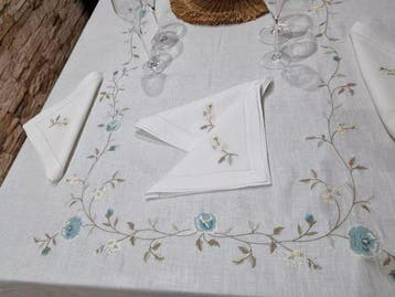 Tovaglia in puro lino con ricamo a macchina e rifinitura a