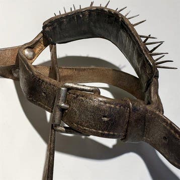 sculptuur, Collier de chien anti loup clouté art populaire