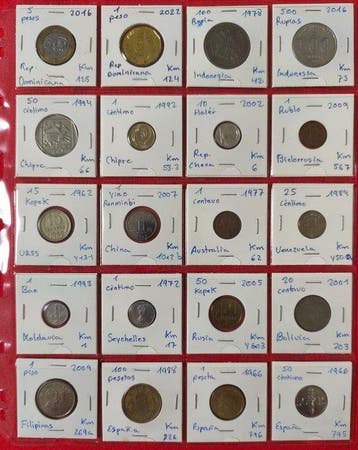 Een lot van 200 munten uit 60 landen wereldwijd, plus 22, Postzegels en Munten