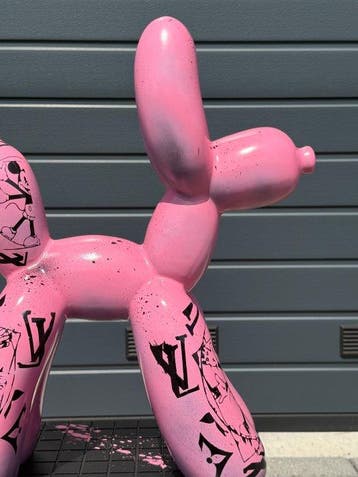 Daluxe Art - 1999 • XXL Mickey Mouse Balloondog Pink Display
