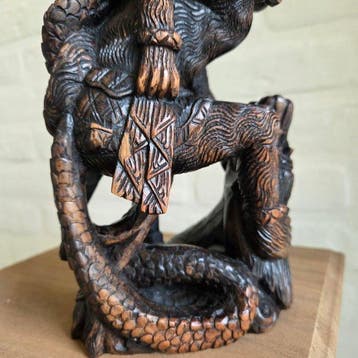 Balinees houten beeld – mythologische figuur met draak -
