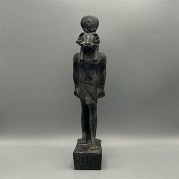 Replica van het oude Egyptische Ramhoofdige god Khnum