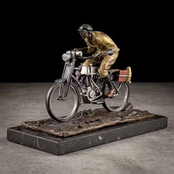 Beeld, Naar Decker: Man op motor - 17 cm - Brons, Marmer