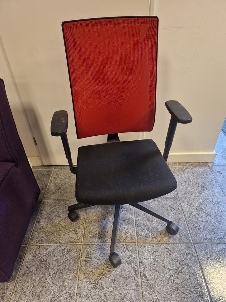 Girsberger bureaustoel zwart rood gebruikt, Zakelijke goederen, Kantoor en Winkelinrichting | Kantoormeubilair en Inrichting, Ophalen of Verzenden