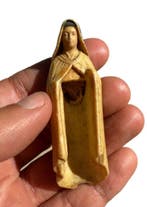 Statue dévotionnelle sculptée, gothique et austère – Madone