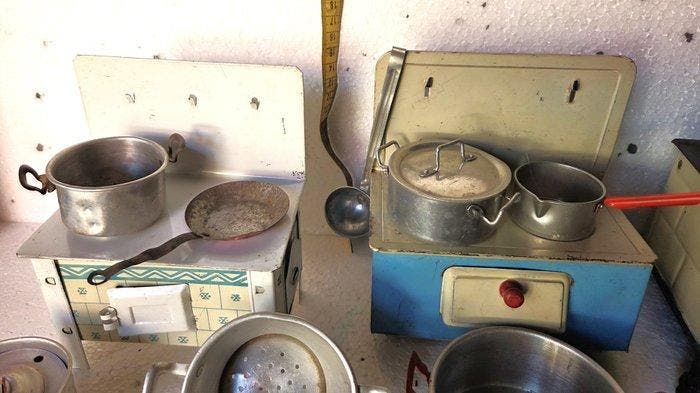 diverse merken - Speelgoedkeuken 3 oude blikken keukentjes, Antiek en Kunst, Antiek | Speelgoed