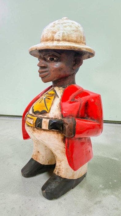 Beeld, Afrikaanse Man met Helm en Rode Jas - Handmade - 40, Antiek en Kunst, Kunst | Designobjecten