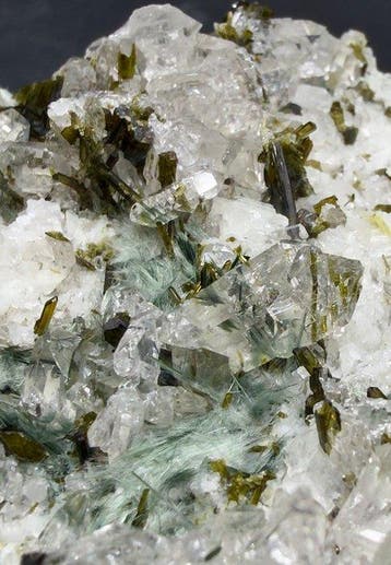 Kwarts kristallen met epidot en bissoliet Kristalen -, Verzamelen, Mineralen en Fossielen