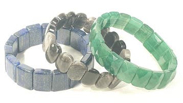3 armbanden: lapis lazuli, groene aventurijn en zilveren