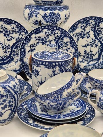 Tee-Service – Porzellan mit blau-weißem Kirschblüten-Dekor -