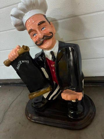 Beeld, Decoratieve ober/chef met “House Wine” krijtbord –