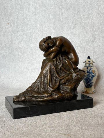 Statue, Dit is een prachtig beeld van een vrouw - 15 cm -