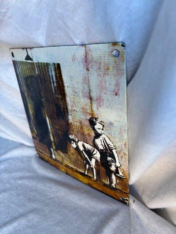 Banksy-stijl – Kinderen bij Gordijn – Emaille Wandbord -