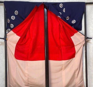 Antiek Japans zijden kimono met modern stippenpatroon -