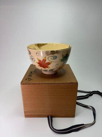 Japanse Kyo Ware Chawan – esdoorn- en kersenbloesemontwerp –
