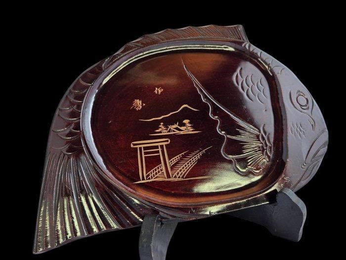 Japans visvormig houten dienblad, herdenkingsstuk voor de, Antiek en Kunst, Antiek | Overige Antiek