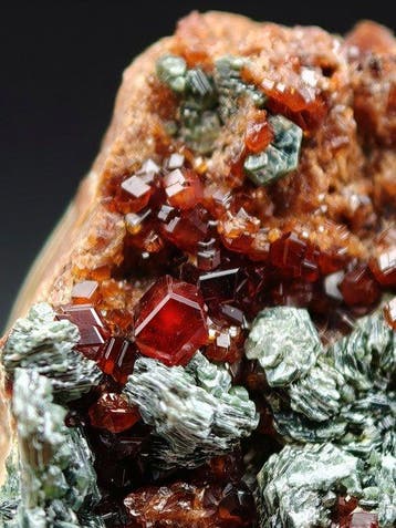 ALPINO, GROSSULARIA ROSSA met CLINOCLORO VERDE, Italië
