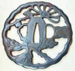 Motief van chrysantenbloem en blad, sukashi, grote tsuba met