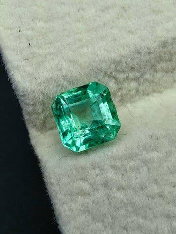 Groen Smaragd - 0.86 ct - International Gemological