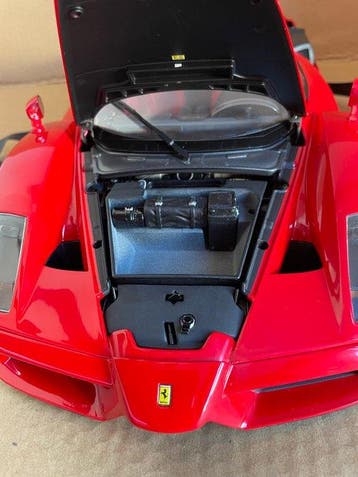 1:10 - Voiture miniature - Ferrari Enzo