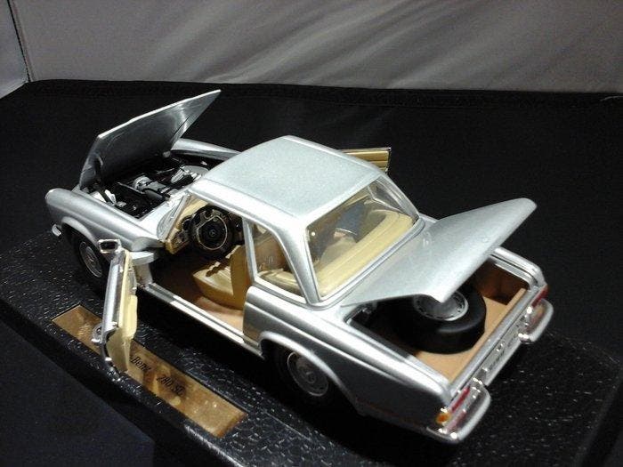 Anson 1:18 - Modelauto - Mercedes-Benz 280 SL - De deuren en, Hobby en Vrije tijd, Modelauto's | 1:5 tot 1:12